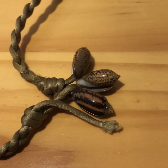 Shell Necklace - Picture 5 of 6